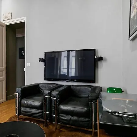 Lovely Mezzanine Near Buttes Chaumont Park Paris